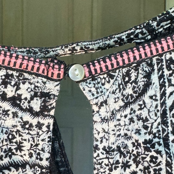 Halter top with black & white pattern - Picture 6 of 8